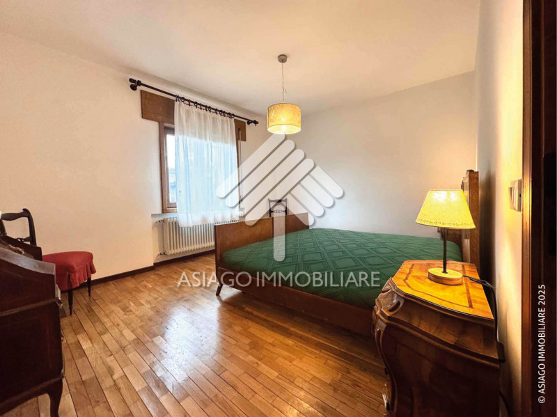 A Canove di Roana, in una zona residenziale molto tranquilla, proponiamo appartamento al primo pi...