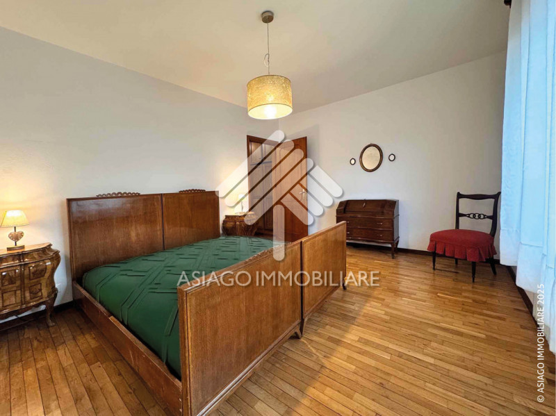 A Canove di Roana, in una zona residenziale molto tranquilla, proponiamo appartamento al primo pi...