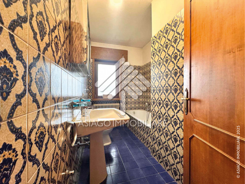 A Canove di Roana, in una zona residenziale molto tranquilla, proponiamo appartamento al primo pi...