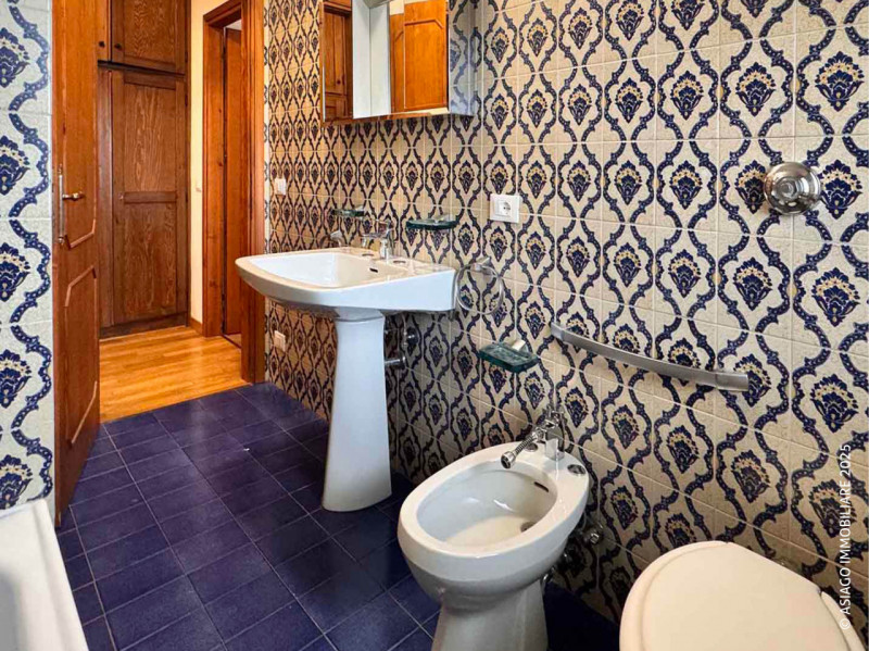 A Canove di Roana, in una zona residenziale molto tranquilla, proponiamo appartamento al primo pi...