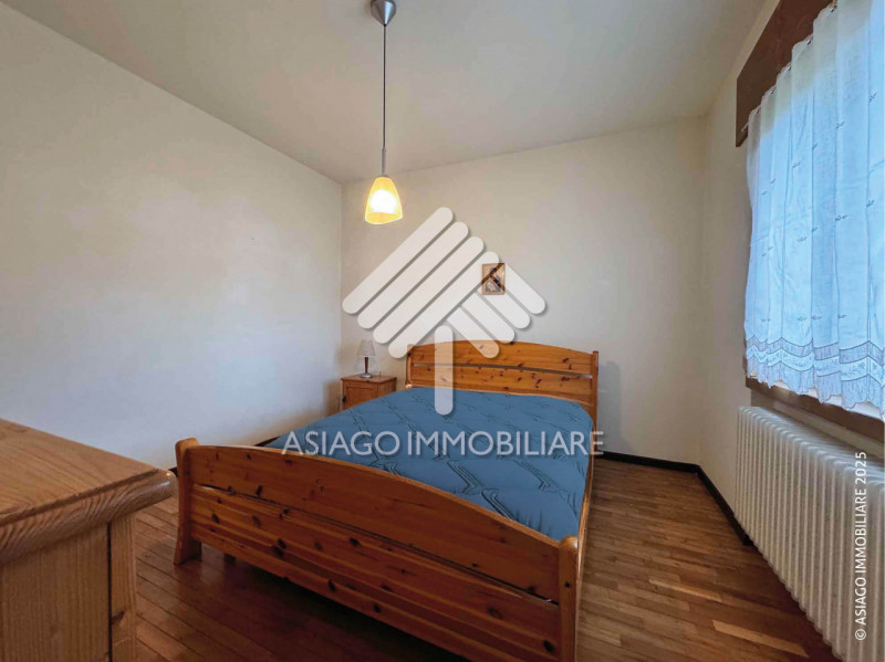 A Canove di Roana, in una zona residenziale molto tranquilla, proponiamo appartamento al primo pi...