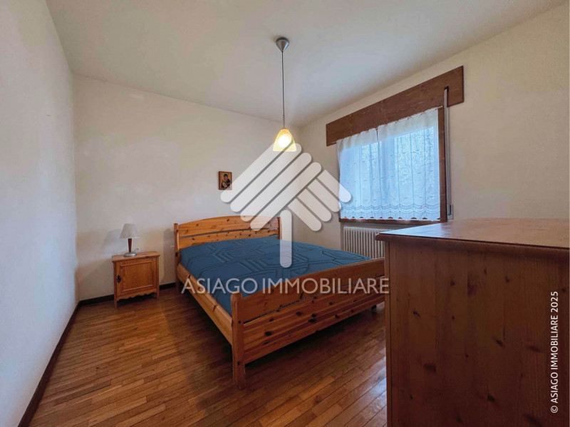 A Canove di Roana, in una zona residenziale molto tranquilla, proponiamo appartamento al primo pi...