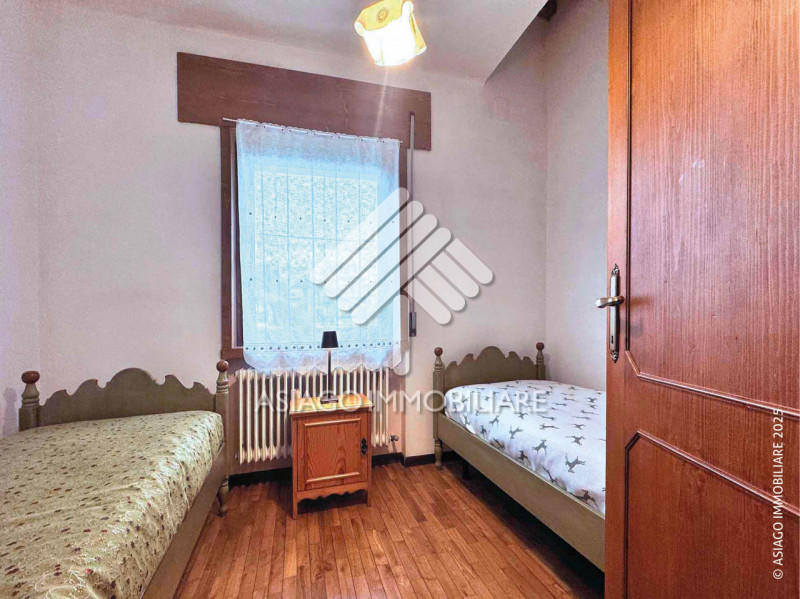 A Canove di Roana, in una zona residenziale molto tranquilla, proponiamo appartamento al primo pi...