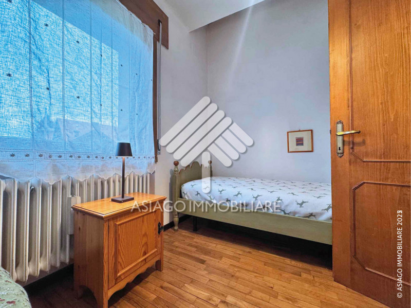 A Canove di Roana, in una zona residenziale molto tranquilla, proponiamo appartamento al primo pi...