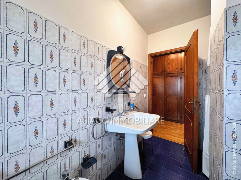 A Canove di Roana, in una zona residenziale molto tranquilla, proponiamo appartamento al primo pi...