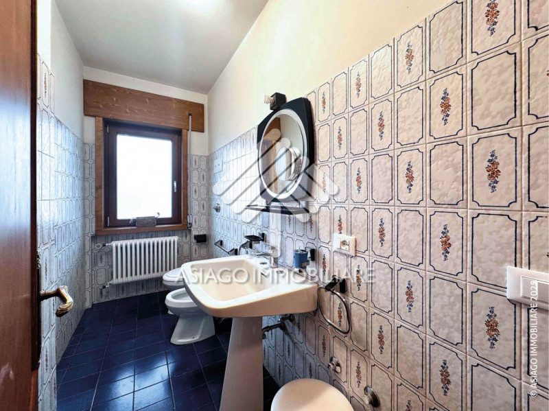 A Canove di Roana, in una zona residenziale molto tranquilla, proponiamo appartamento al primo pi...