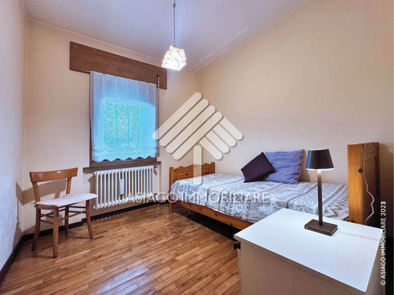 A Canove di Roana, in una zona residenziale molto tranquilla, proponiamo appartamento al primo pi...