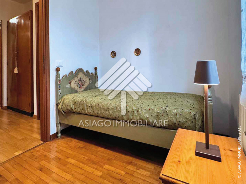 A Canove di Roana, in una zona residenziale molto tranquilla, proponiamo appartamento al primo pi...