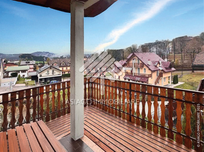 A Canove di Roana, in una zona residenziale molto tranquilla, proponiamo appartamento al primo pi...