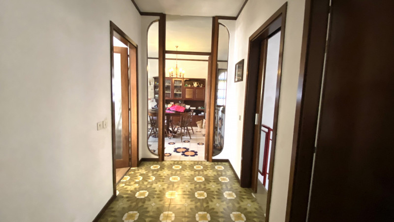 Nel cuore del comune di Zugliano, vi presentiamo un'opportunità imperdibile: una villa singola di...