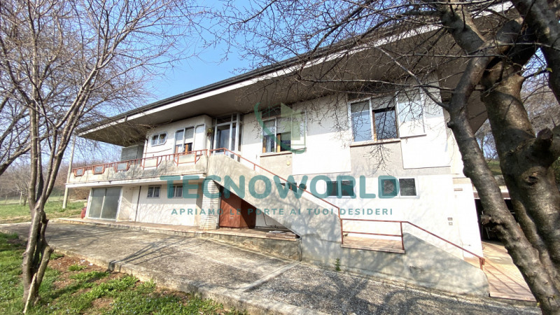 Nel cuore del comune di Zugliano, vi presentiamo un'opportunità imperdibile: una villa singola di...