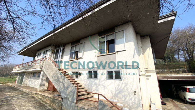 Nel cuore del comune di Zugliano, vi presentiamo un'opportunità imperdibile: una villa singola di...