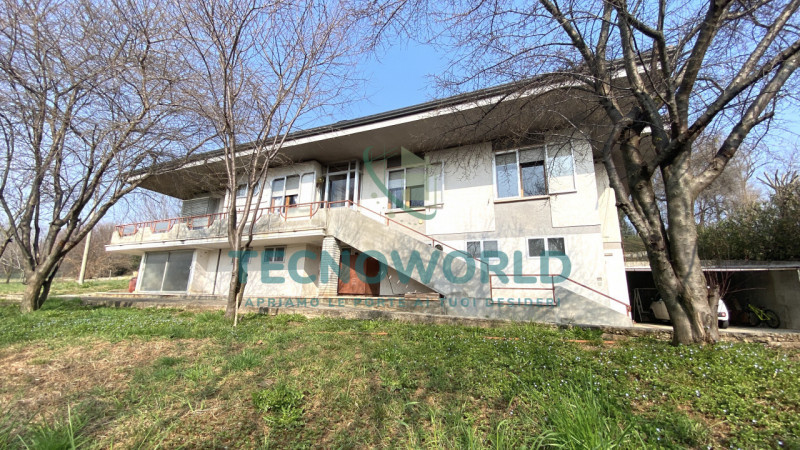 Nel cuore del comune di Zugliano, vi presentiamo un'opportunità imperdibile: una villa singola di...