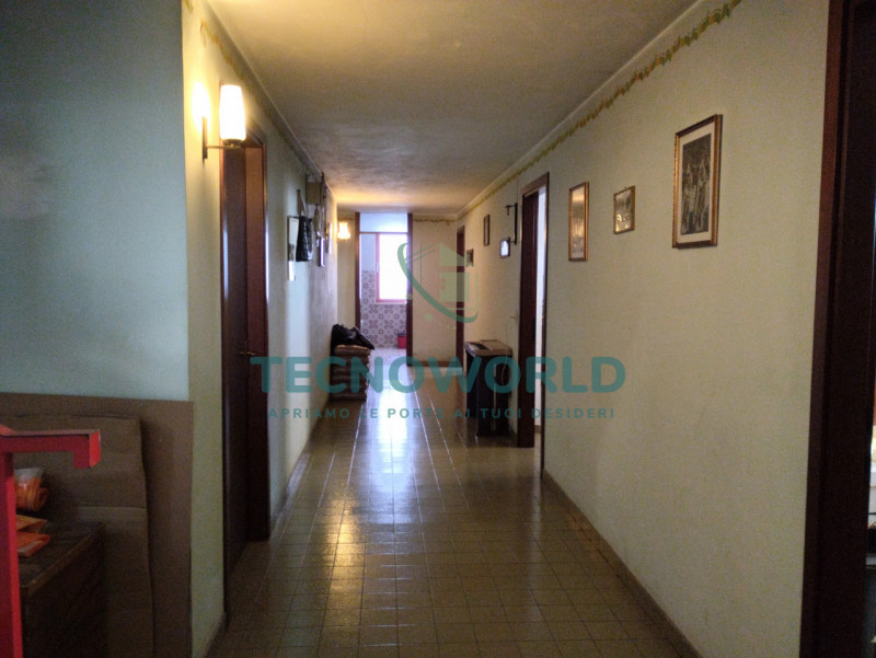 Nel cuore del comune di Zugliano, vi presentiamo un'opportunità imperdibile: una villa singola di...