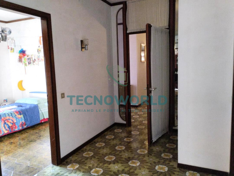 Nel cuore del comune di Zugliano, vi presentiamo un'opportunità imperdibile: una villa singola di...