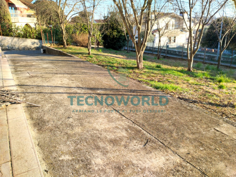 Nel cuore del comune di Zugliano, vi presentiamo un'opportunità imperdibile: una villa singola di...