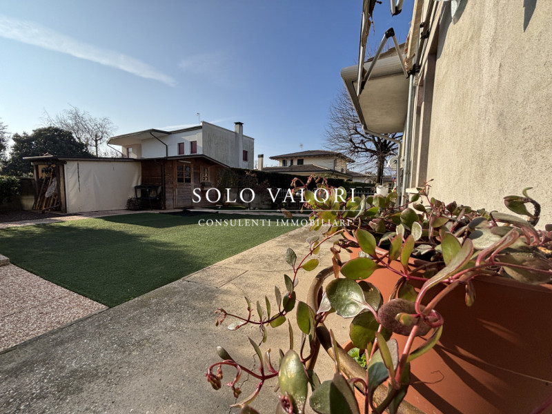 Rif. B483 (per info Nada 392 6956333 - Denisa 388 9763854)

In un contesto tranquillo e curato, p...