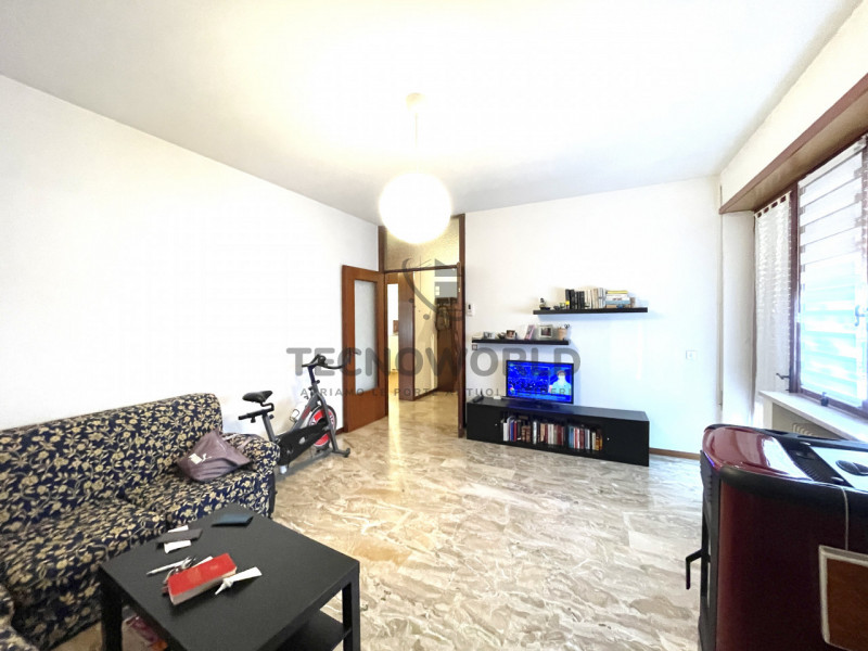 Appartamento trilocale situato in zona semicentrale nel Comune di  Malo, un comune ricco di stori...