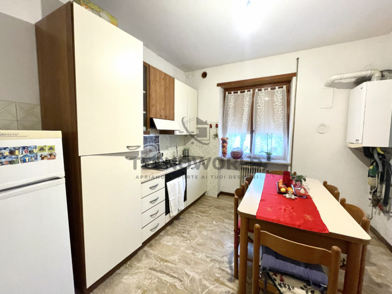 Appartamento trilocale situato in zona semicentrale nel Comune di  Malo, un comune ricco di stori...