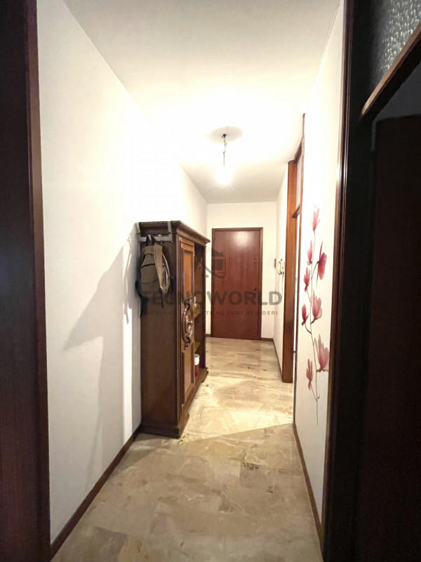 Appartamento trilocale situato in zona semicentrale nel Comune di  Malo, un comune ricco di stori...