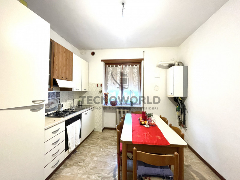 Appartamento trilocale situato in zona semicentrale nel Comune di  Malo, un comune ricco di stori...