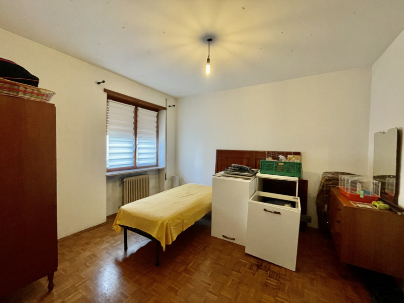 Appartamento trilocale situato in zona semicentrale nel Comune di  Malo, un comune ricco di stori...