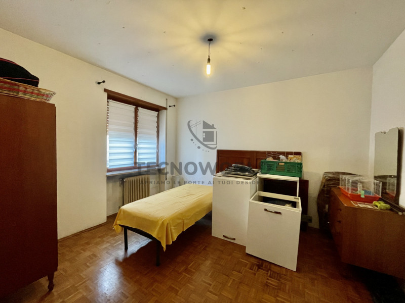 Appartamento trilocale situato in zona semicentrale nel Comune di  Malo, un comune ricco di stori...