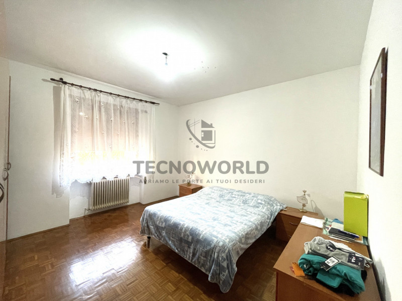 Appartamento trilocale situato in zona semicentrale nel Comune di  Malo, un comune ricco di stori...