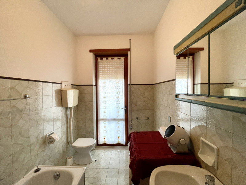 Appartamento trilocale situato in zona semicentrale nel Comune di  Malo, un comune ricco di stori...