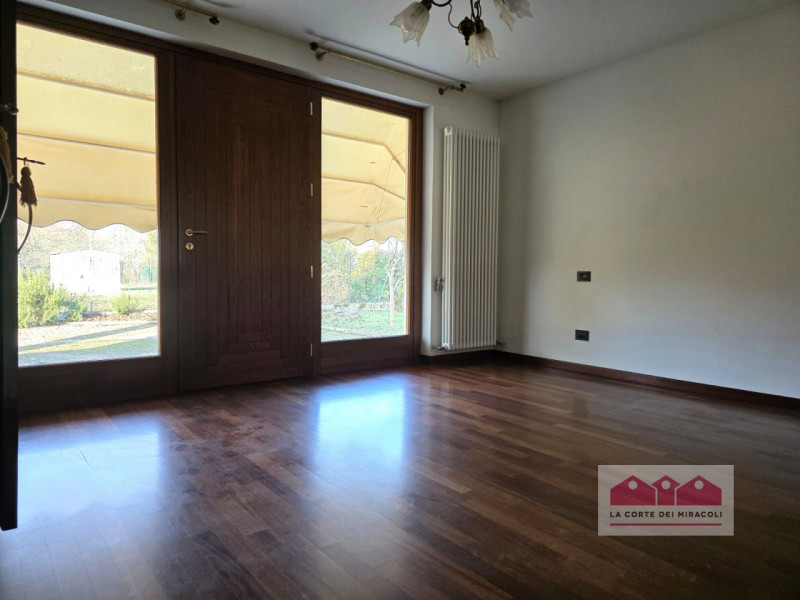 LONGARA: SINGOLA ANNI '90 SU DUE LIVELLI, COMPOSTA DA PORTICO, TAVERNA CON CAMINO, CUCINA, STANZA...