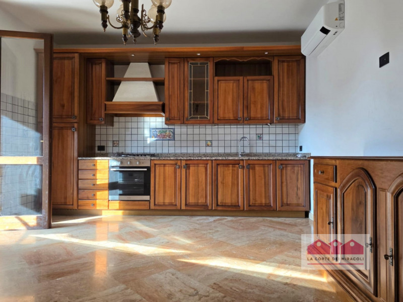 LONGARA: SINGOLA ANNI '90 SU DUE LIVELLI, COMPOSTA DA PORTICO, TAVERNA CON CAMINO, CUCINA, STANZA...