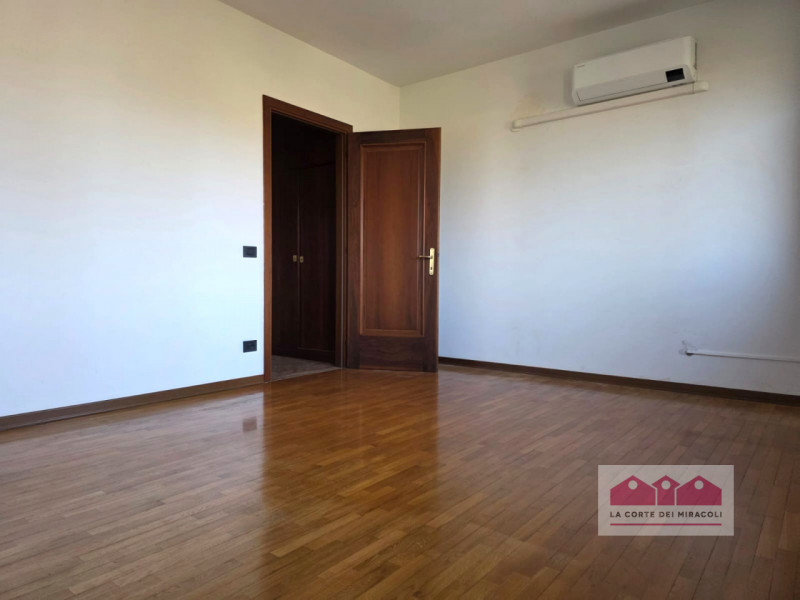 LONGARA: SINGOLA ANNI '90 SU DUE LIVELLI, COMPOSTA DA PORTICO, TAVERNA CON CAMINO, CUCINA, STANZA...