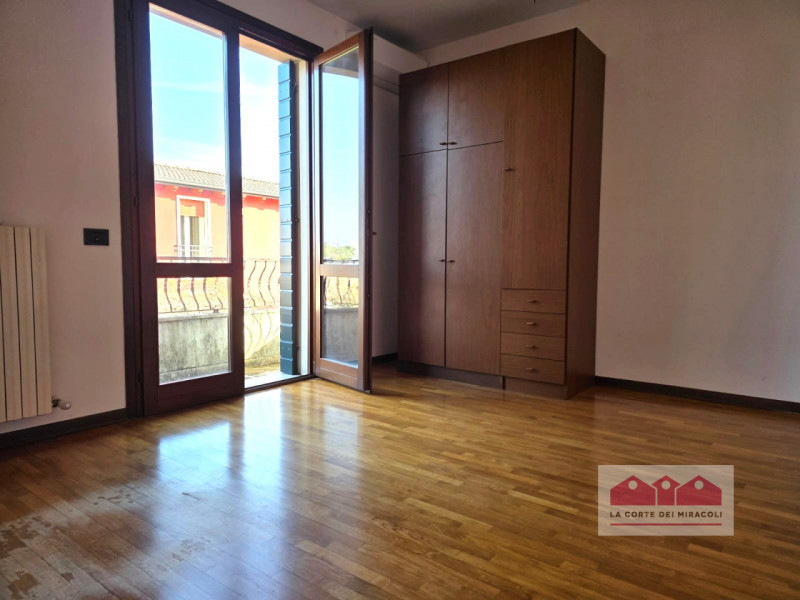 LONGARA: SINGOLA ANNI '90 SU DUE LIVELLI, COMPOSTA DA PORTICO, TAVERNA CON CAMINO, CUCINA, STANZA...