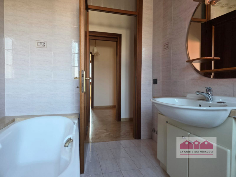 LONGARA: SINGOLA ANNI '90 SU DUE LIVELLI, COMPOSTA DA PORTICO, TAVERNA CON CAMINO, CUCINA, STANZA...