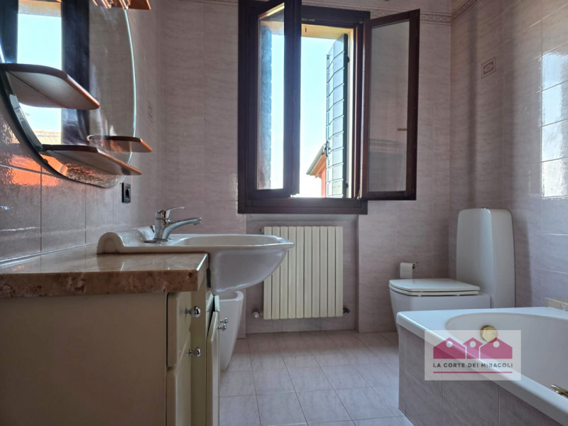 LONGARA: SINGOLA ANNI '90 SU DUE LIVELLI, COMPOSTA DA PORTICO, TAVERNA CON CAMINO, CUCINA, STANZA...