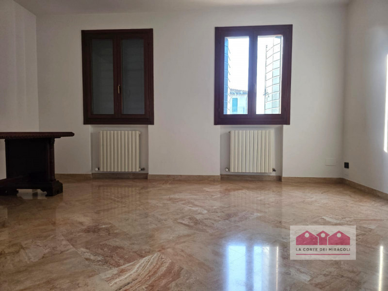 LONGARA: SINGOLA ANNI '90 SU DUE LIVELLI, COMPOSTA DA PORTICO, TAVERNA CON CAMINO, CUCINA, STANZA...