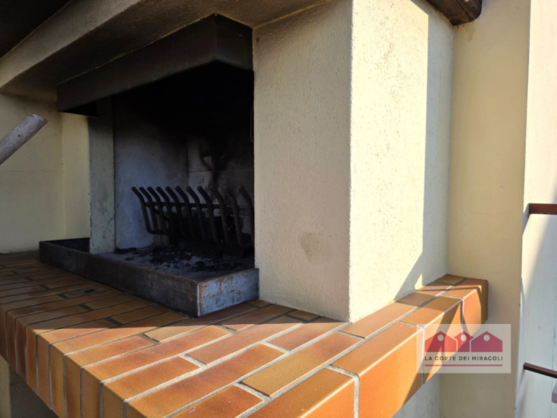 LONGARA: SINGOLA ANNI '90 SU DUE LIVELLI, COMPOSTA DA PORTICO, TAVERNA CON CAMINO, CUCINA, STANZA...