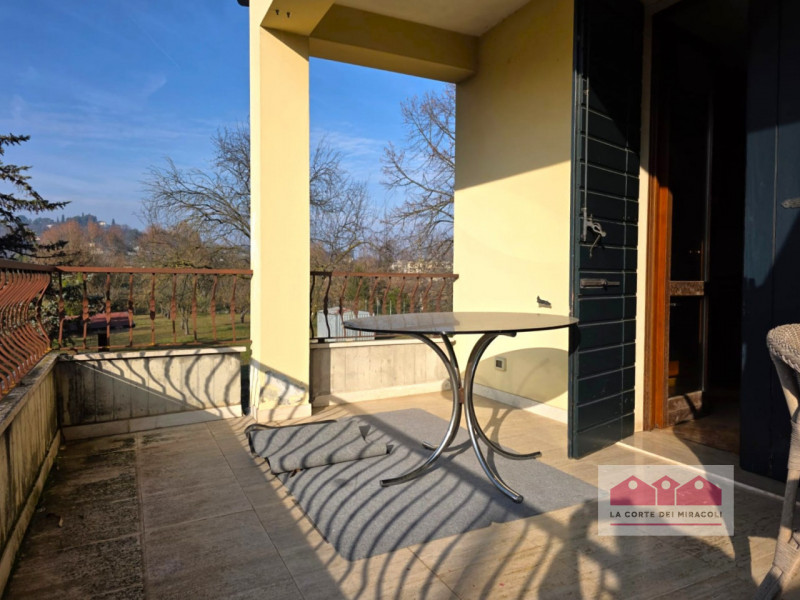 LONGARA: SINGOLA ANNI '90 SU DUE LIVELLI, COMPOSTA DA PORTICO, TAVERNA CON CAMINO, CUCINA, STANZA...