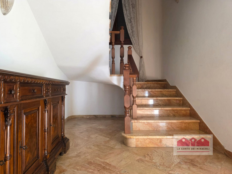 LONGARA: SINGOLA ANNI '90 SU DUE LIVELLI, COMPOSTA DA PORTICO, TAVERNA CON CAMINO, CUCINA, STANZA...