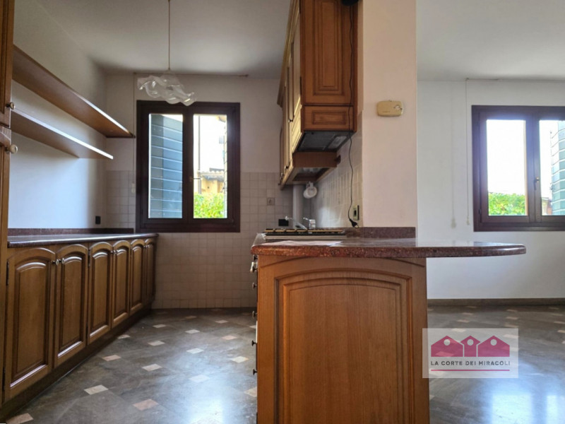 LONGARA: SINGOLA ANNI '90 SU DUE LIVELLI, COMPOSTA DA PORTICO, TAVERNA CON CAMINO, CUCINA, STANZA...