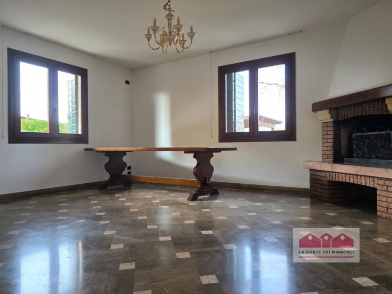 LONGARA: SINGOLA ANNI '90 SU DUE LIVELLI, COMPOSTA DA PORTICO, TAVERNA CON CAMINO, CUCINA, STANZA...