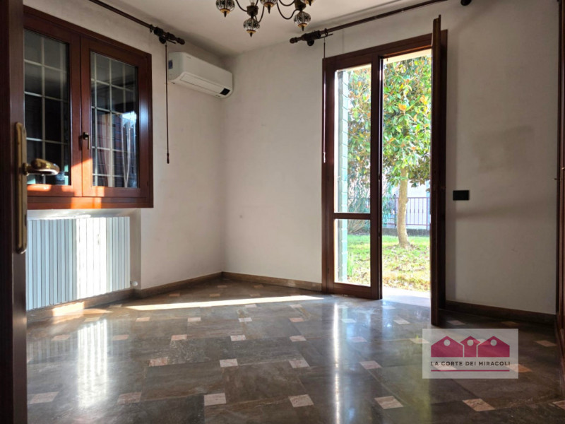 LONGARA: SINGOLA ANNI '90 SU DUE LIVELLI, COMPOSTA DA PORTICO, TAVERNA CON CAMINO, CUCINA, STANZA...