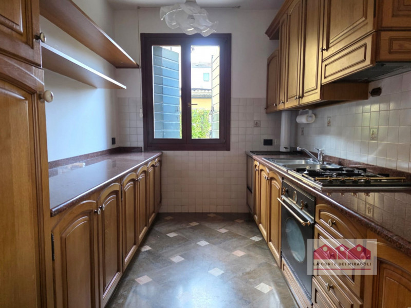 LONGARA: SINGOLA ANNI '90 SU DUE LIVELLI, COMPOSTA DA PORTICO, TAVERNA CON CAMINO, CUCINA, STANZA...