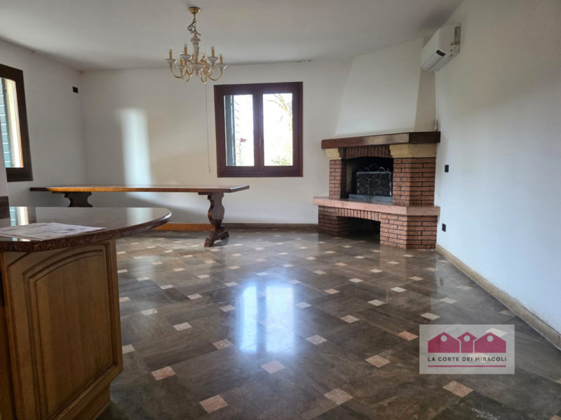 LONGARA: SINGOLA ANNI '90 SU DUE LIVELLI, COMPOSTA DA PORTICO, TAVERNA CON CAMINO, CUCINA, STANZA...