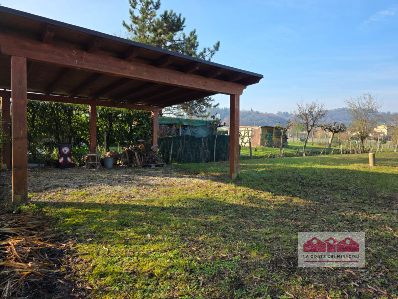 LONGARA: SINGOLA ANNI '90 SU DUE LIVELLI, COMPOSTA DA PORTICO, TAVERNA CON CAMINO, CUCINA, STANZA...