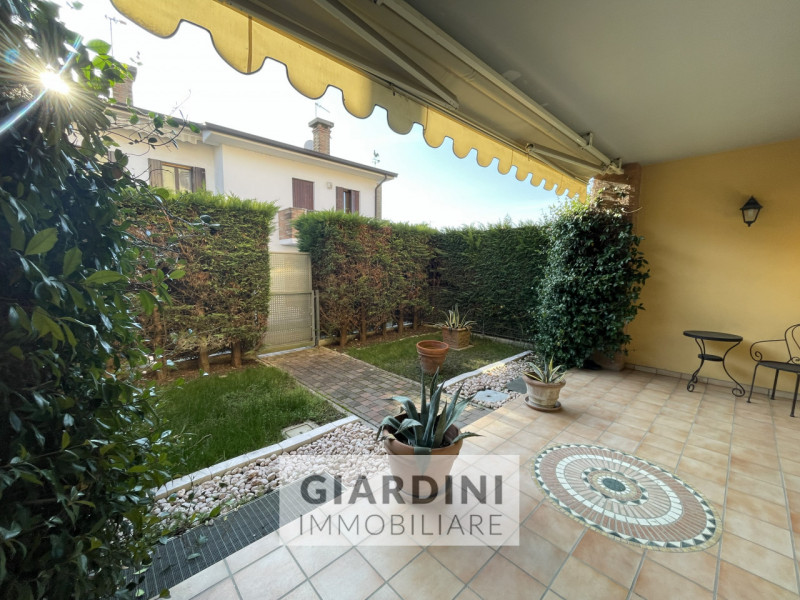 Scopri questa affascinante porzione di trifamiliare su quattro livelli, situata nel cuore di San ...