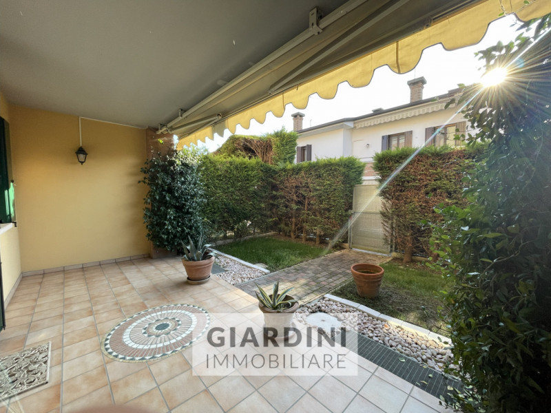 Scopri questa affascinante porzione di trifamiliare su quattro livelli, situata nel cuore di San ...