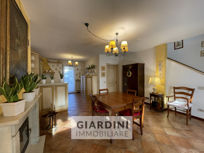 Scopri questa affascinante porzione di trifamiliare su quattro livelli, situata nel cuore di San ...