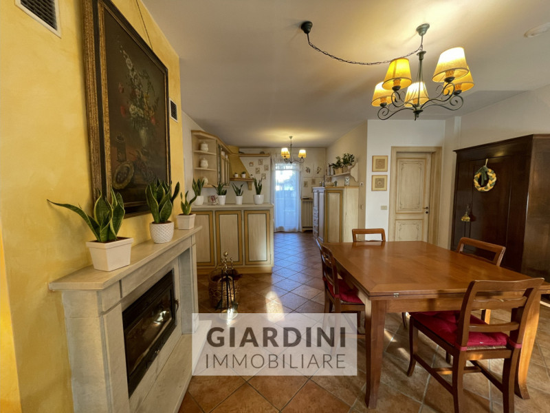 Scopri questa affascinante porzione di trifamiliare su quattro livelli, situata nel cuore di San ...