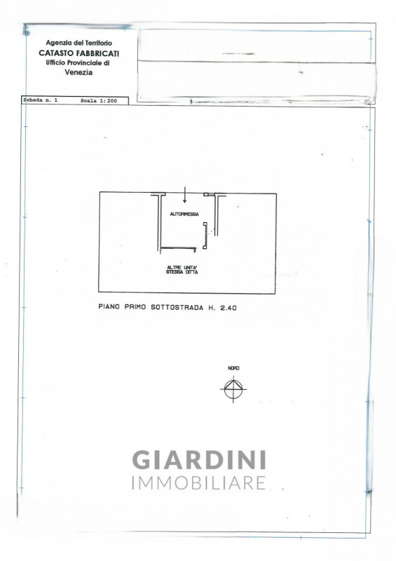 Scopri questa affascinante porzione di trifamiliare su quattro livelli, situata nel cuore di San ...